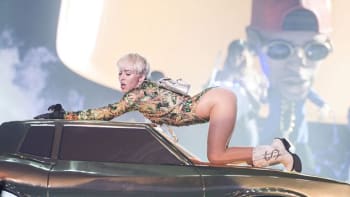 Turné Miley Cyrus: Ruka v rozkroku a trikot z lístků marihuany