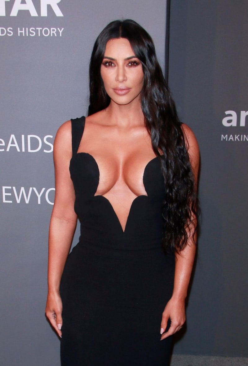 Kim Kardashian je americká celebrita.