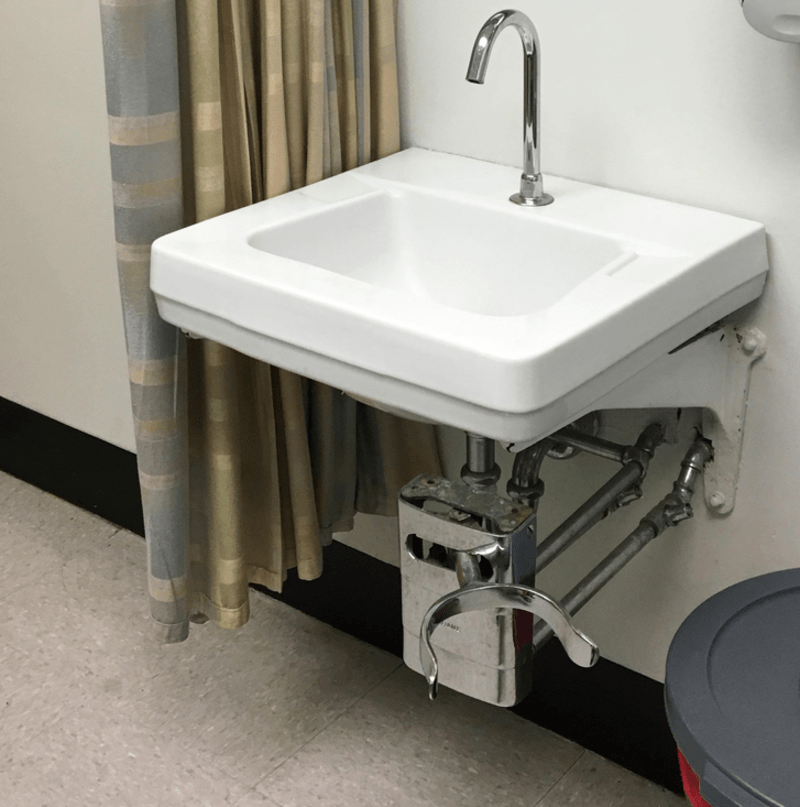 Tohle umyvadlo v nemocnici můžete ovládat nohou