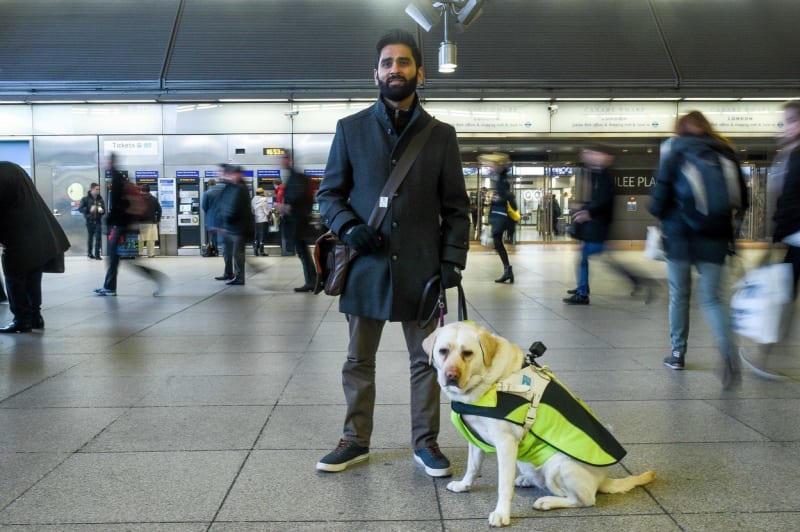Bývalý doktor Amit Patel a jeho slepecký pes Kika.