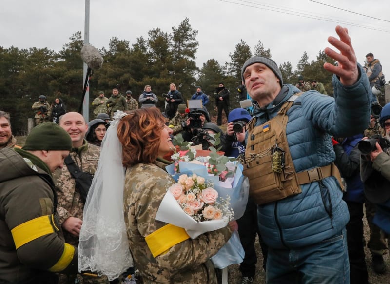 Chvíle štěstí v táboře ukrajinských vojáků