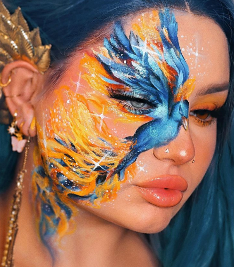 Umělkyně maluje bombastické obrazy na svůj obličej 2