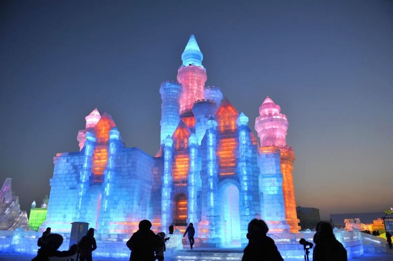 V Číně vyrostlo barevné ledové království - Obrázek 2