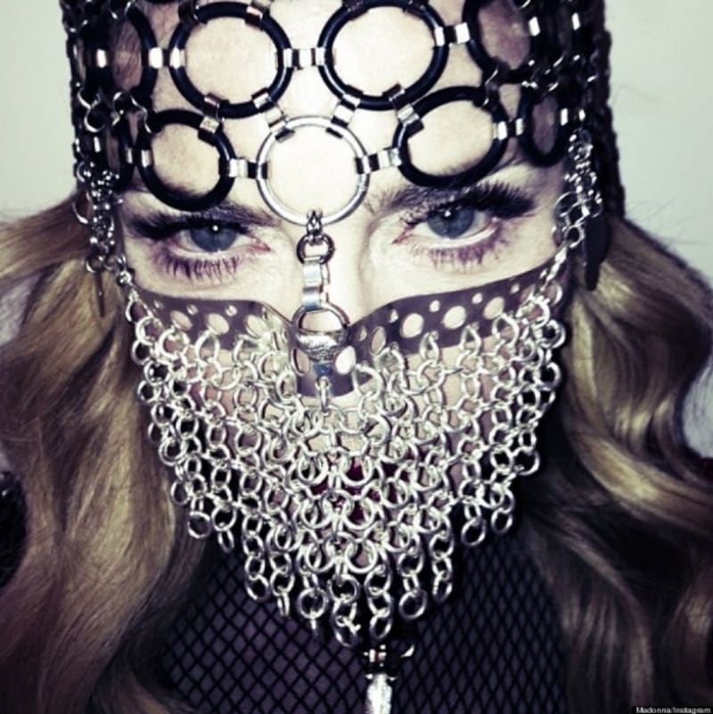 Madonna v okovech