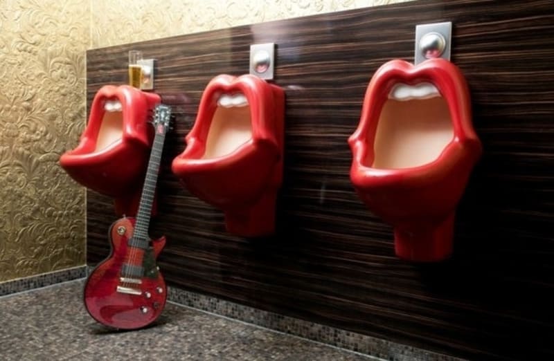 Světovým hitem jsou záchody inspirované Mickem Jaggerem z Rolling Stones.