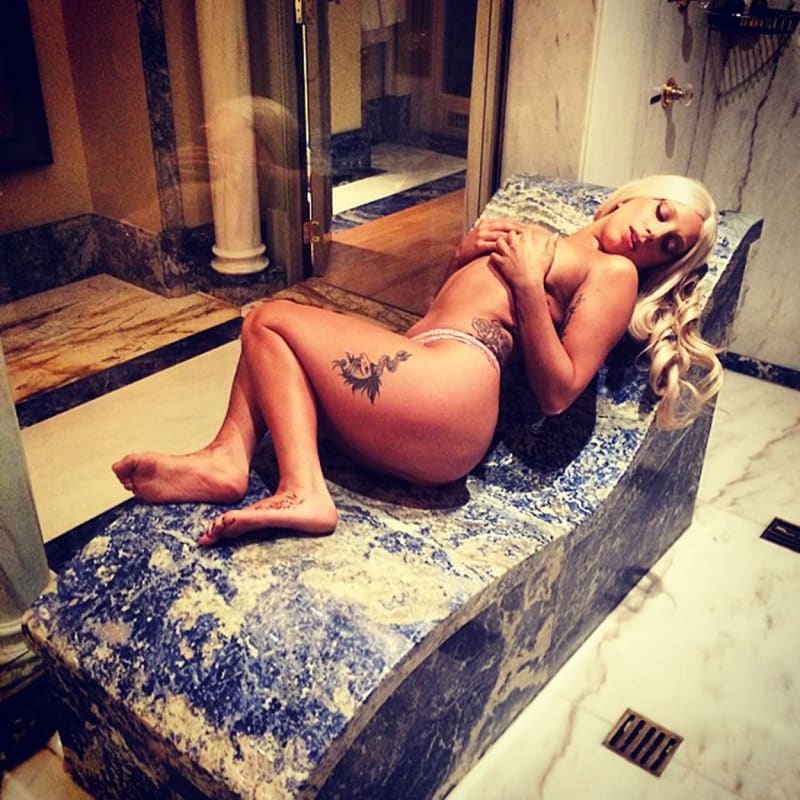 Lady Gaga se svých tělem umí pochlubit.
