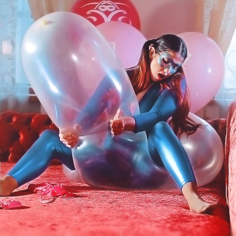 Oxana Efremová si vydělává balónky