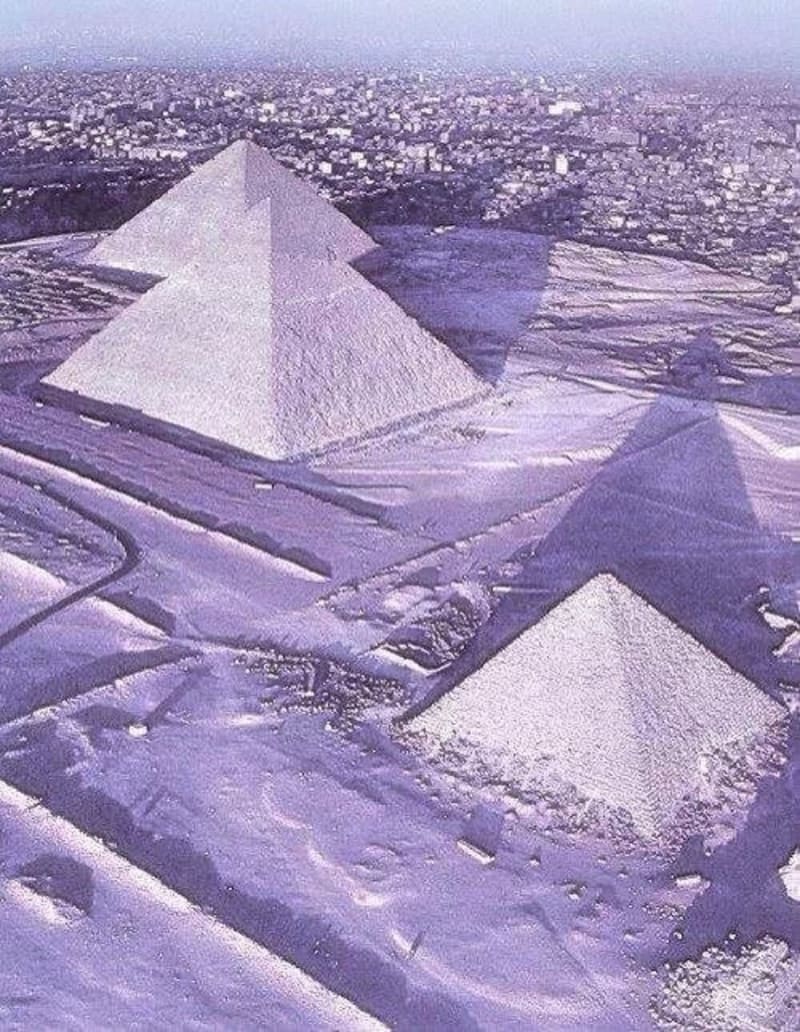 Zasněžené pyramidy v Káhiře