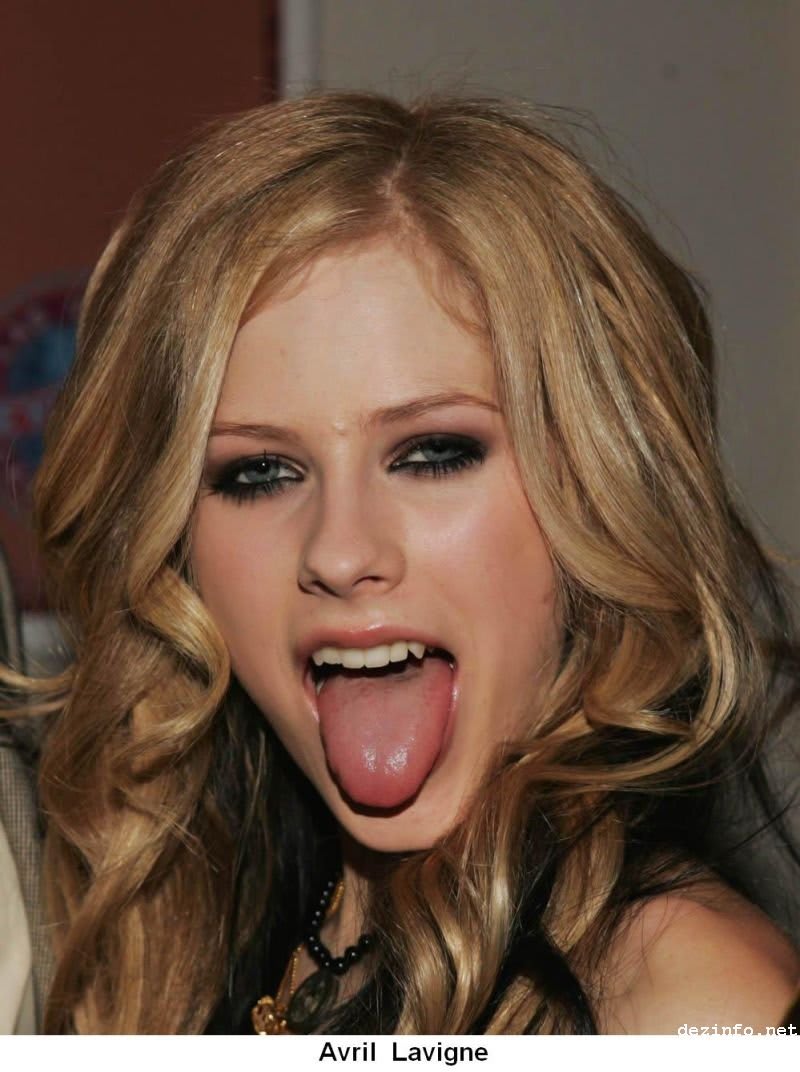 Vyplazený jazyk zpěvačky Avril Lavigne... možná ji bolí v krku...