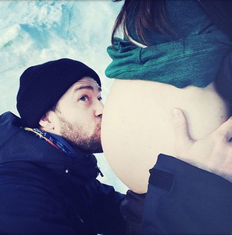 Justin Timberlake líbí těhotné bříško své manželky