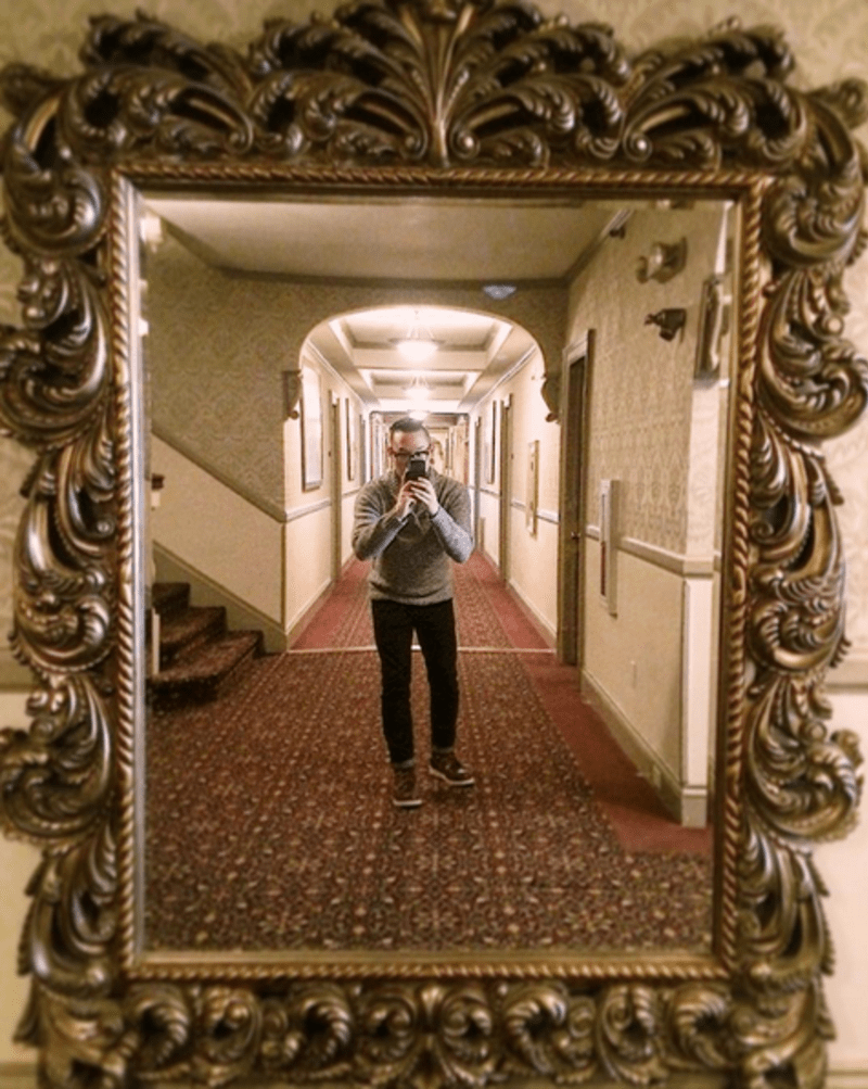 Takhle se autor děsivého snímku Henry Yau vyfotil v zrcadle na chodbě hotelu.