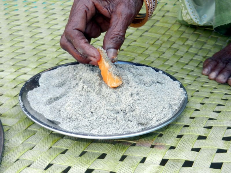 Žena z Indie dokáže denně sníst až kilogram písku - Obrázek 4
