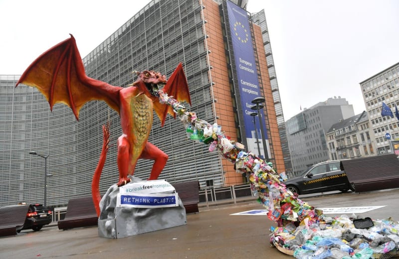 V Bruselu před Evropskou komisí byla nainstalována socha draka, který chrlí plastový oheň, jako varování před jednorázovými plasty