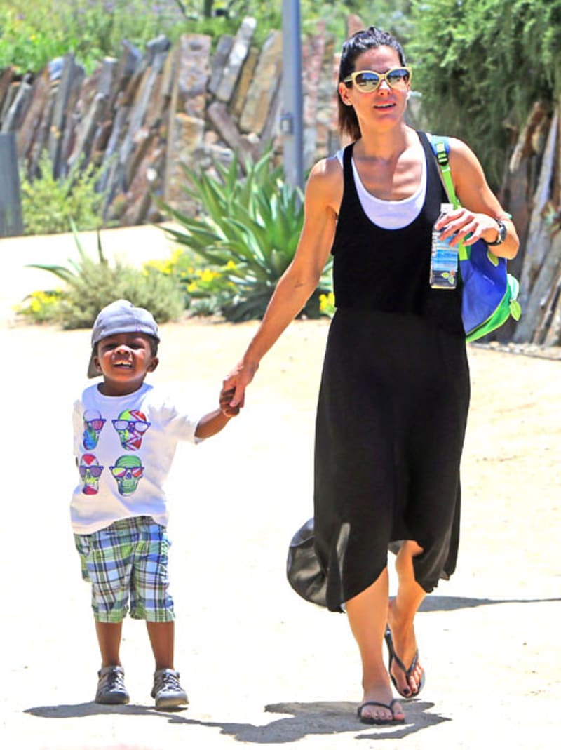 Sandra Bullock s malým Louisem.