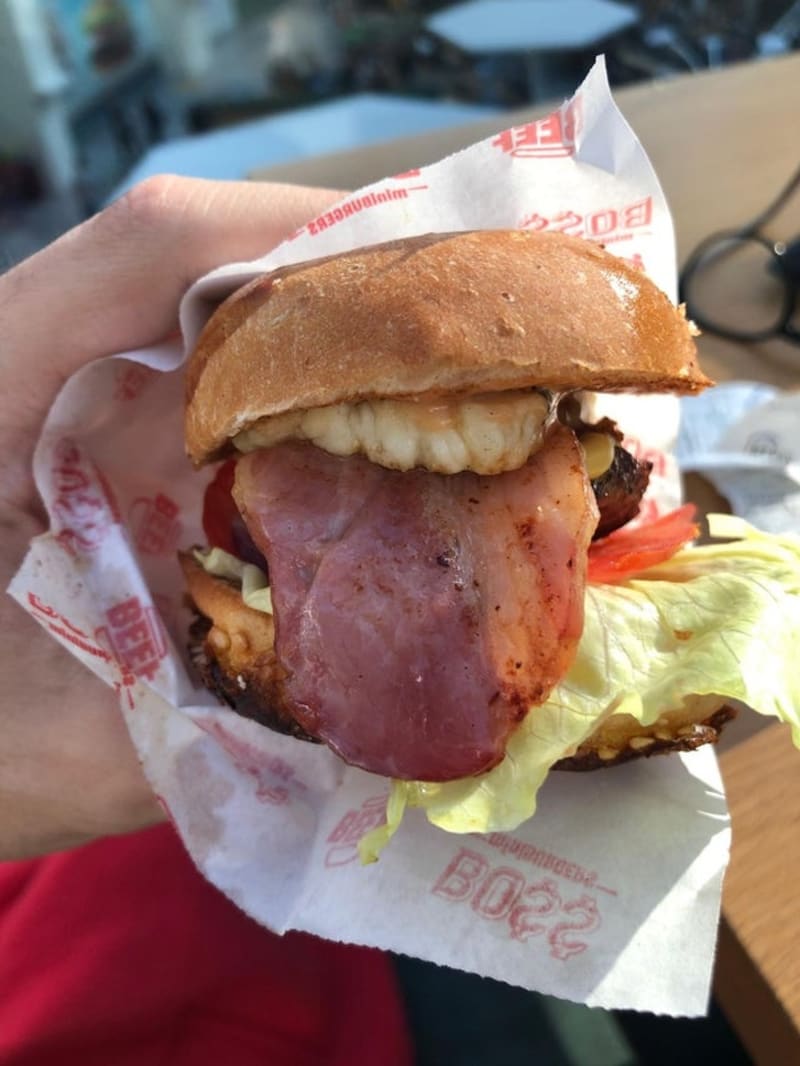 Vážně ten burger vyplazuje jazyk?