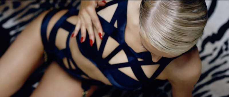 Paris Hilton a její sexy klip High Off My Love - Obrázek 4