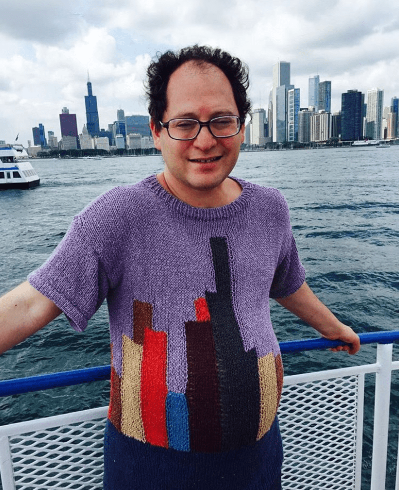 Muž si plete svetry podle míst, která navštěvuje.  14