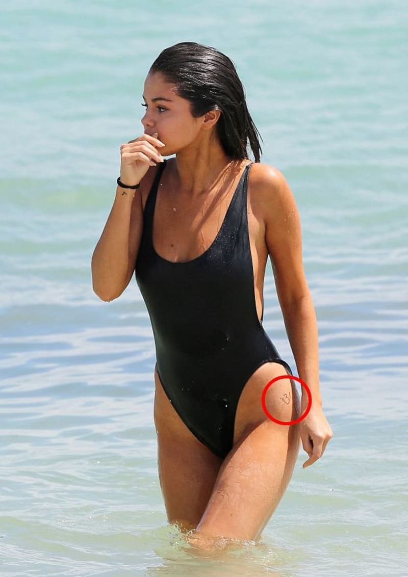 Na levém stehně má Selena zbrusu nové tetování.