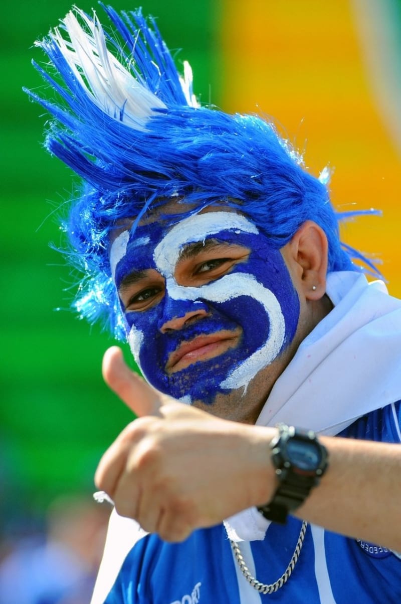 Fanoušek Salvadoru si pomaloval obličej národními barvami.