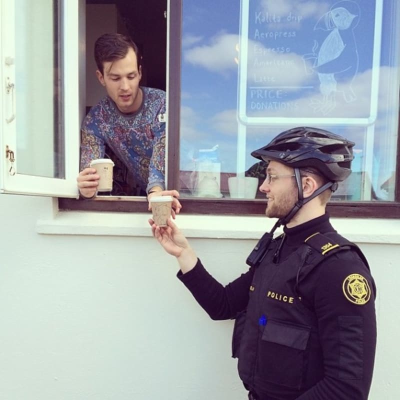 Policie Reykjavik má instagram plný štěňátek, koťat a zmrzliny - Obrázek 15