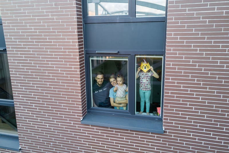 Fotograf zachycuje dronem lidi doma v karanténě 14