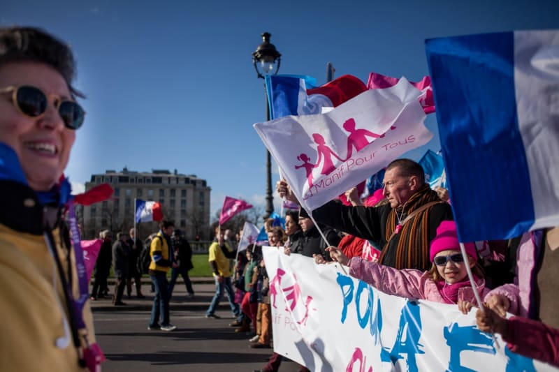 Ve Francii protestovali proti novému zákonu o potratech i proti gayům