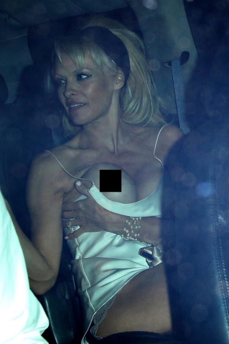 I celebrity mají občas problém s oblečením - Pamela Anderson si prsa naklepala tolik až jí vyskočily z výstřihu