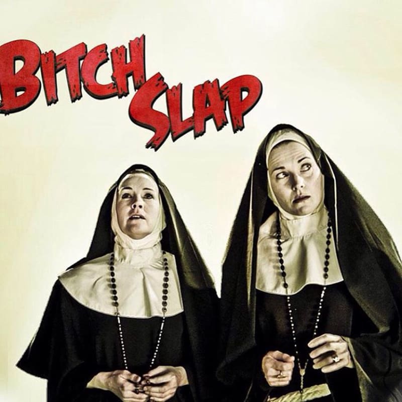 Lucy na plakátu k filmu Bitch Slap.