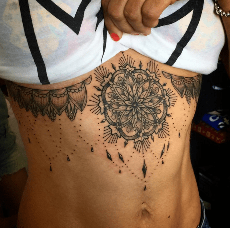 Tetování pod prsy - Obrázek 3