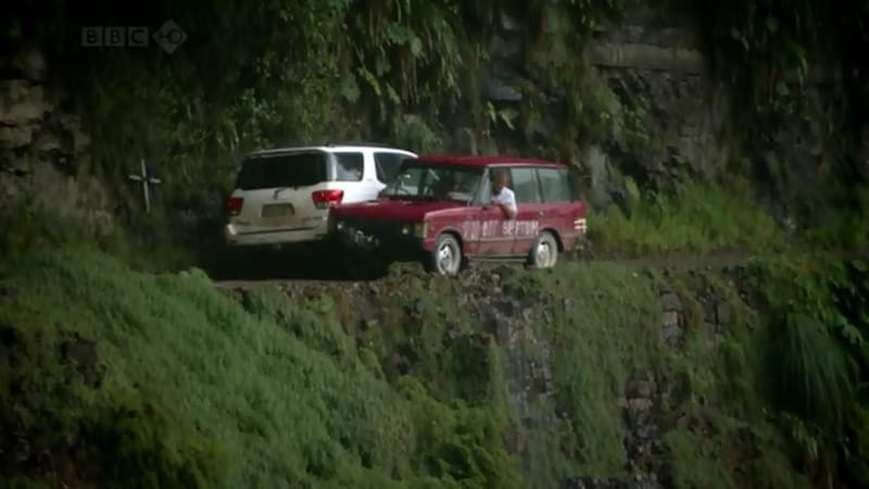 Toyota Sequoia se vyhýbá na silnici smrti v Bolívijském speciálu Range Roveru Jeremyho Clarksona. Celá scéna je samozřejmě trikově doupravená.