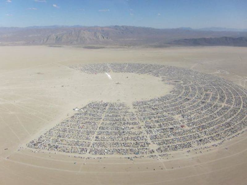 Burning Man v nevadské poušti láká spíš na spirituální a umělecké zážitky. Festival stále roste