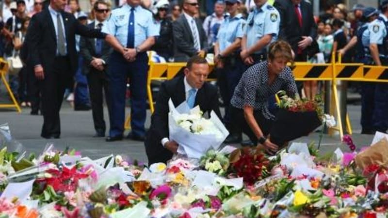 Květiny položil i premiér Abbott