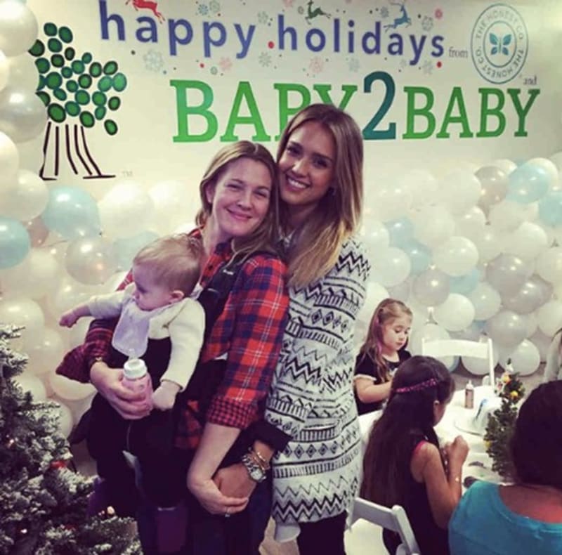tehulky 2014 - Drew Barrymore se synem a kamarádkou Jessicou Albou