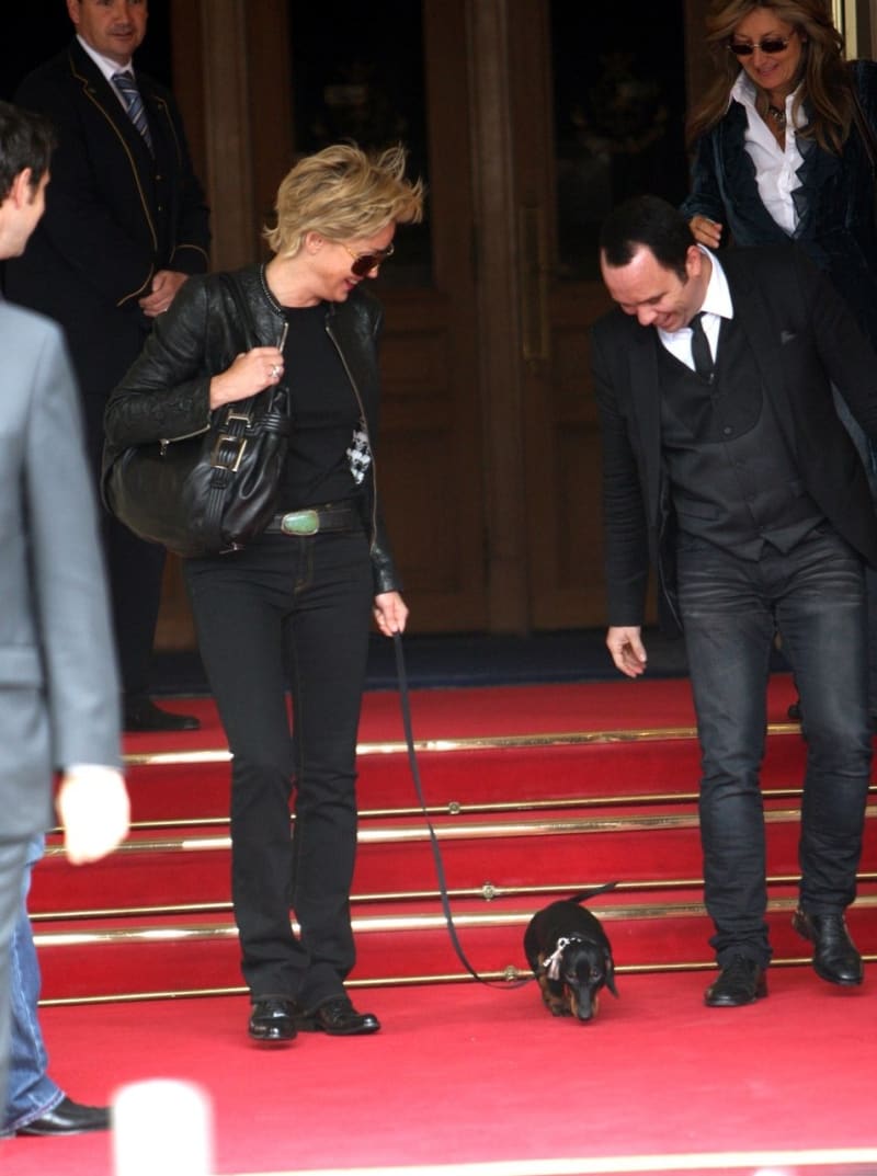 Jezevčík Sharon Stone si užíval v hotelu Ritz