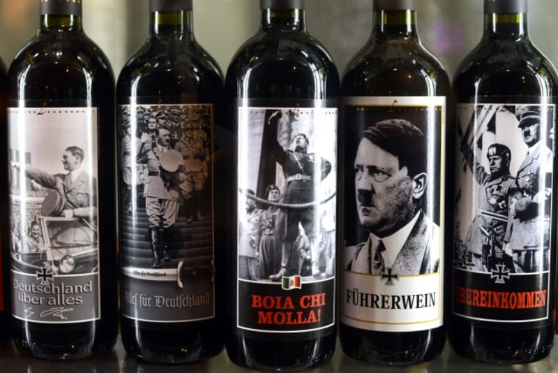 Při pití červeného vína s vinětou Adolfa Hitlera se vám může udělat dost špatně. Nejspíš si totiž jako první vybavíte potoky krve, které byly za jeho éry prolity. Zboží nabízí vinařská firma z Itálie Alessandro Lunardelli.