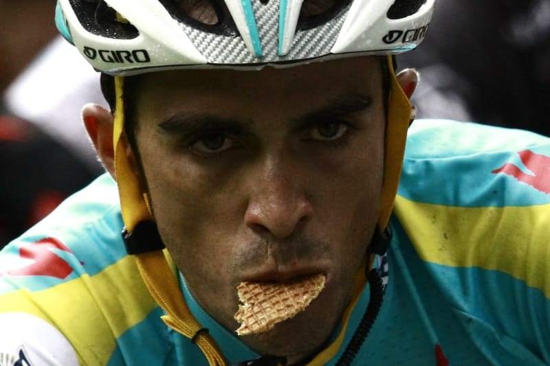 Cyklisté musejí doplňovat kalorie, a to i v podobě sušenek.