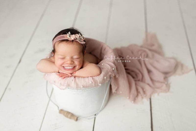 Fotografka pomocí aplikace přidala novorozencům zuby 15
