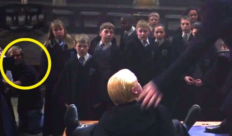 Během kouzelnického souboje mezi Malfoyem a Harrym si můžete všimnout kameramana