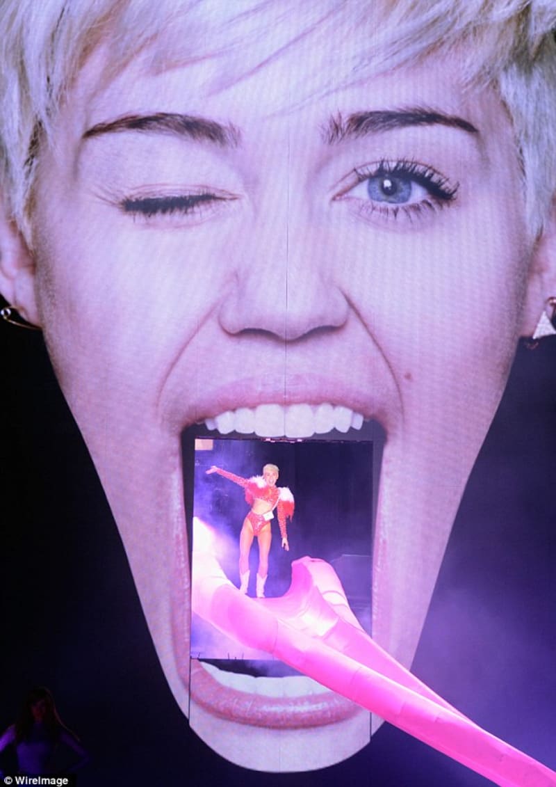Turné Miley Cyrus: Ruka v rozkroku a trikot z lístků marihuany - Obrázek 2