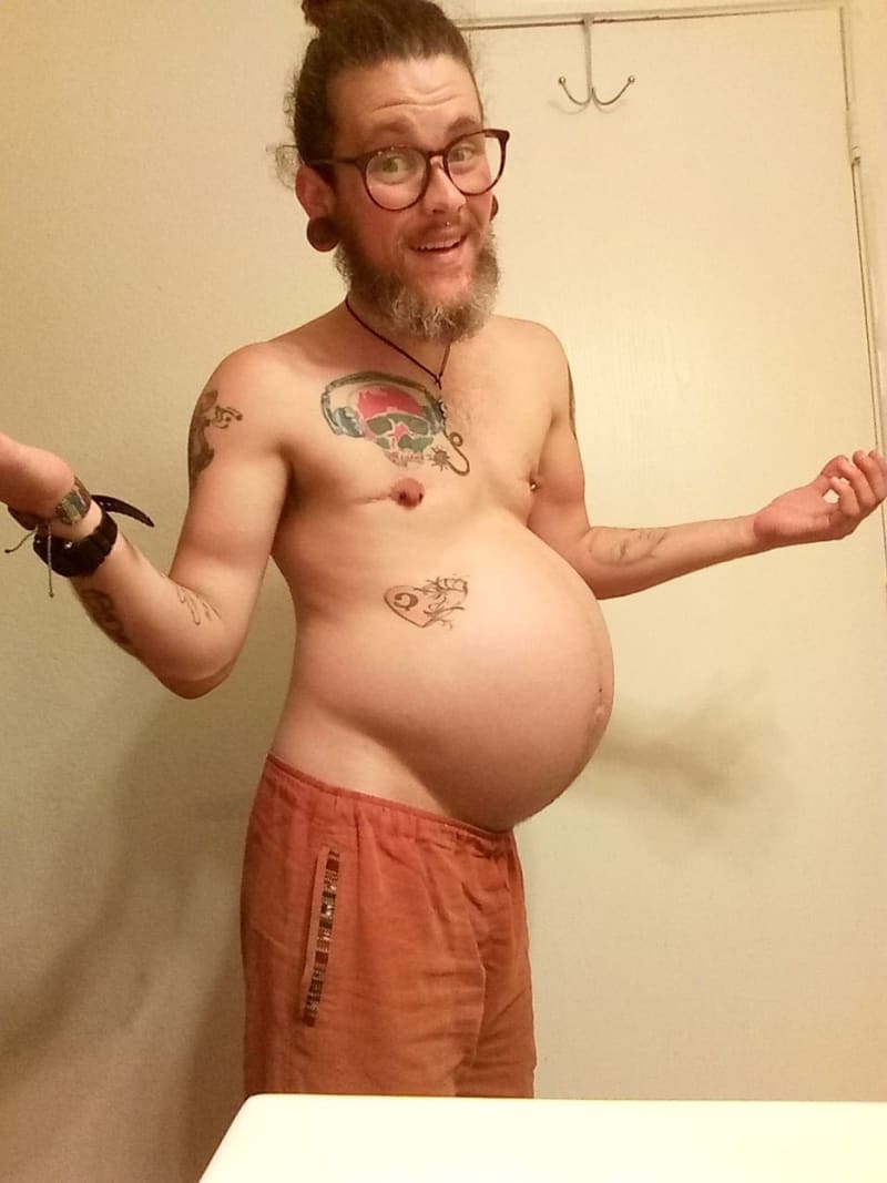 Muž otěhotněl a porodil dítě 1