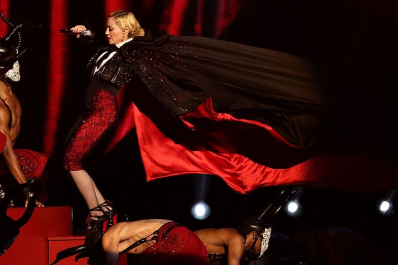 Madonna se snaží rozepnout svou perelínu