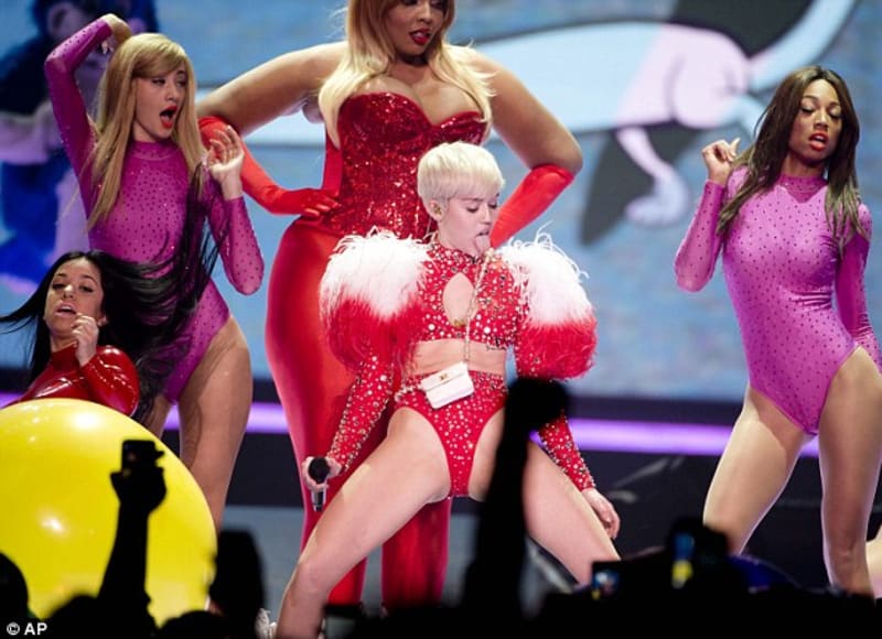 Turné Miley Cyrus: Ruka v rozkroku a trikot z lístků marihuany - Obrázek 3