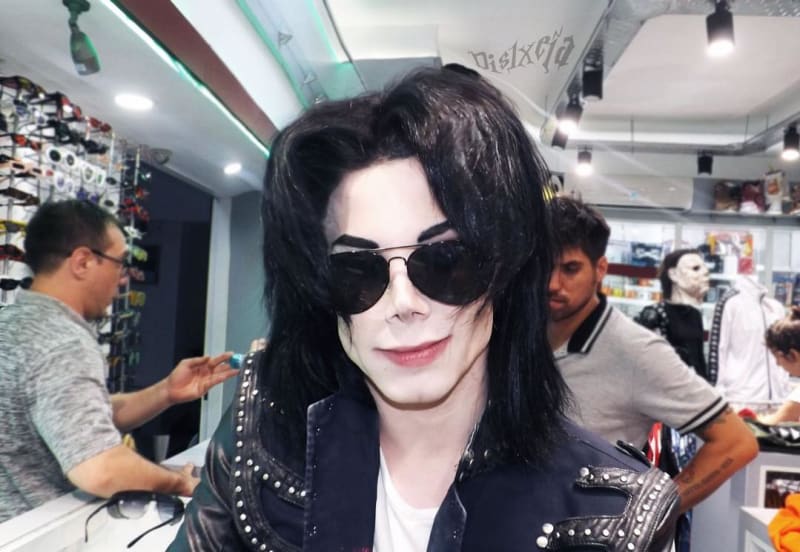 Týpek zaplatil sta tisíce, aby vypadal jako Michael Jackson 5
