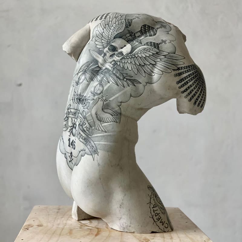 Umělec spojil své dvě vášně; tetování a sochařství 7