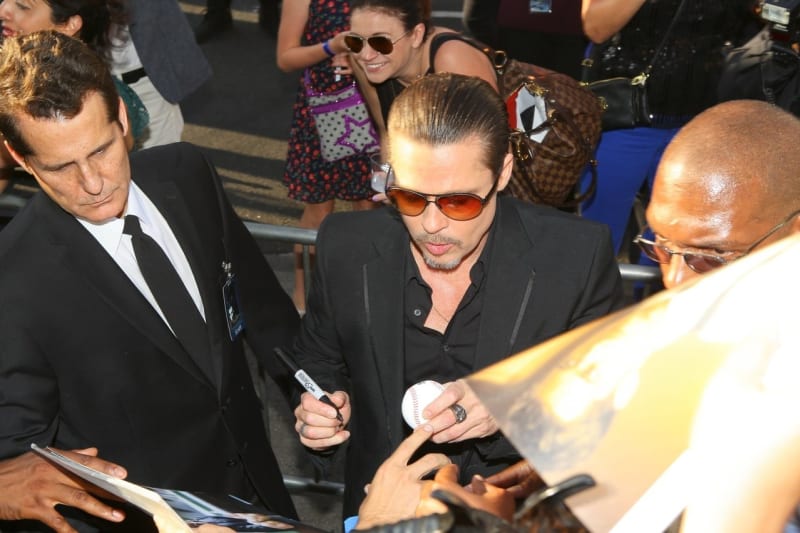 Brad Pitt se podepisuje a útočník se brzy objeví