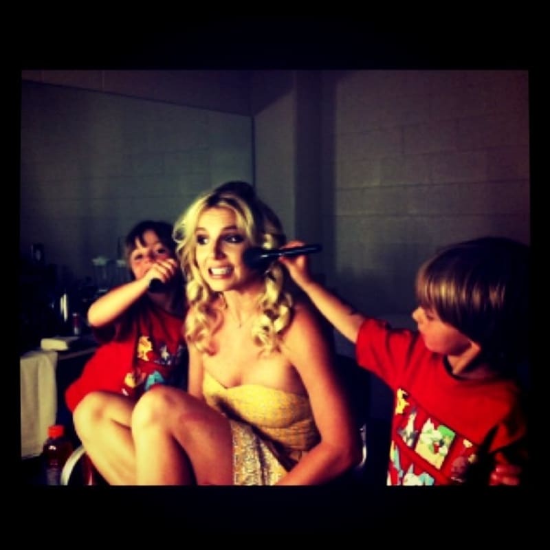 Zpěvačka Britney Spears... chlapečci to vzali do svých rukou... "Maminko, takhle to dál nejde, takhle toho nového tátu nenajdeme!"