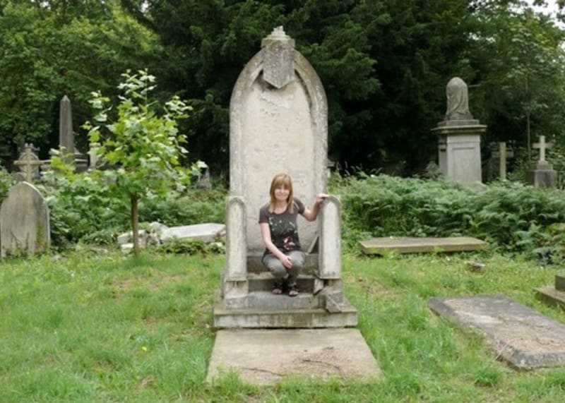 Britka miluje pohřby i hřbitovy. Cokoli se smrtí jí fascinuje.