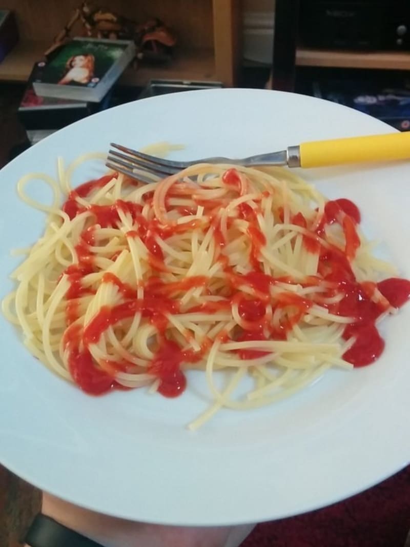Italské špagety s tomatovou omáčkou.