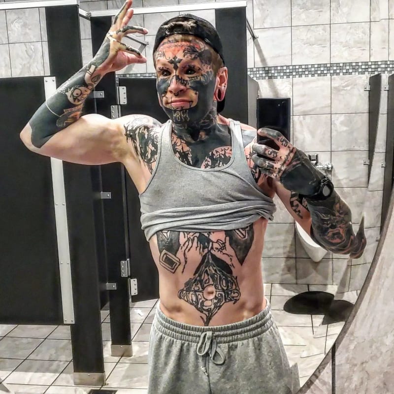 Soren se stal závislým na tetováním.