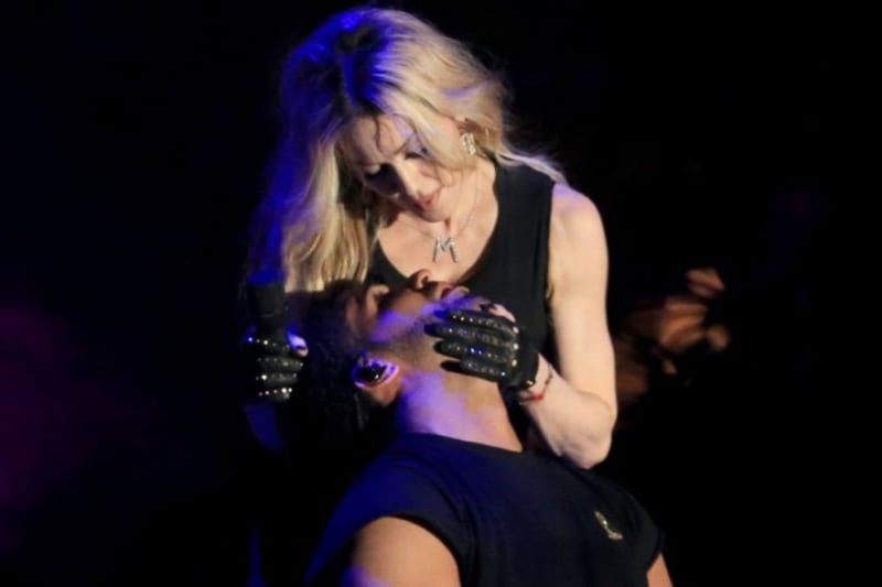 Madonna si zřejmě zkouší umělé dýchání